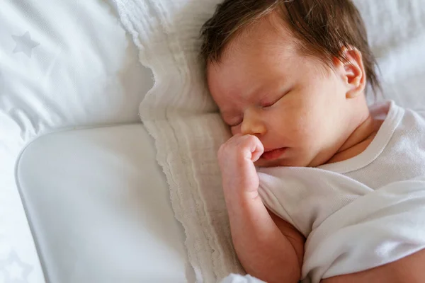 Primer Plano Recién Nacido Bebé Caucásico Dos Semanas Edad Que —  Fotos de Stock