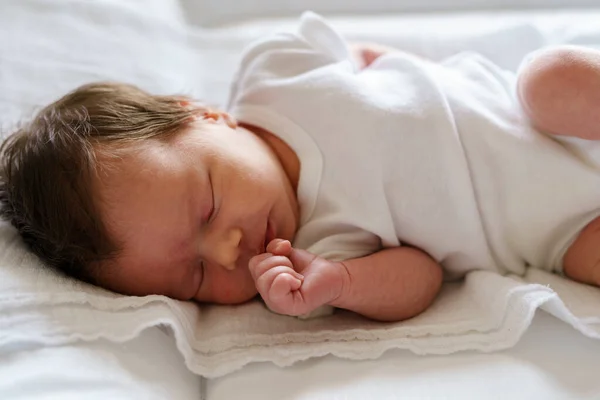 Recién Nacido Larga Duración Dos Semanas Edad Bebé Caucásico Durmiendo —  Fotos de Stock