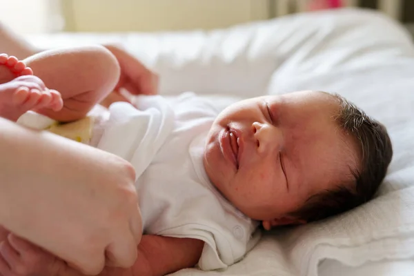 Cerca Recién Nacido Bebé Caucásico Feliz Durmiendo Cama Casa Primer —  Fotos de Stock