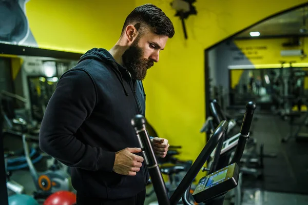 Treinamento Atleta Masculino Caucasiano Adulto Esteira Academia Visão Traseira Homem — Fotografia de Stock