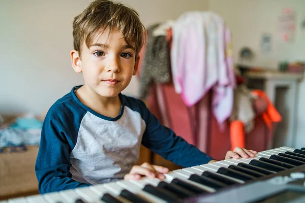 Menino Caucasiano Pequeno Tocando Piano Elétrico Fazendo Música Casa Atividade — Fotografia de Stock