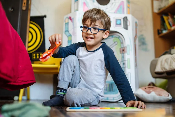 Retrato Niño Caucásico Feliz Con Anteojos Sentados Casa Habitación Día —  Fotos de Stock