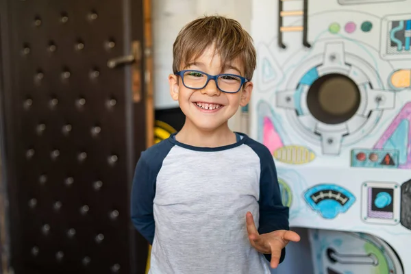 Retrato Niño Caucásico Feliz Con Anteojos Pie Casa Habitación Día —  Fotos de Stock