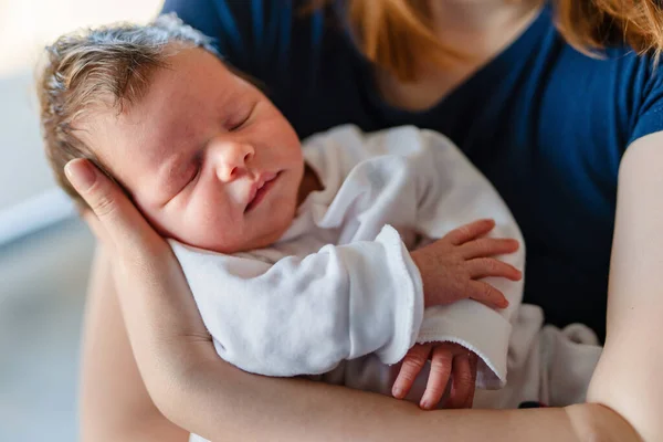 Primer Plano Niña Recién Nacida Manos Madre Concepto Vínculo Maternidad — Foto de Stock