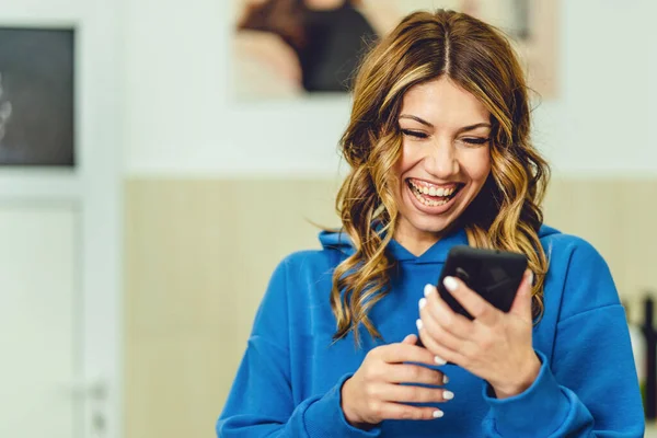Mutlu Kafkasyalı Bin Yıllık Kadın Cep Telefonundaki Kısa Mesajları Okurken — Stok fotoğraf