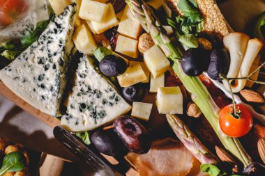 Aperatif yiyecekleri masaya yakın siyah zeytin ve peynir üst görünüm