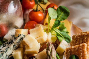 Aperatif yiyecekleri masaya yakın siyah zeytin ve peynir üst görünüm