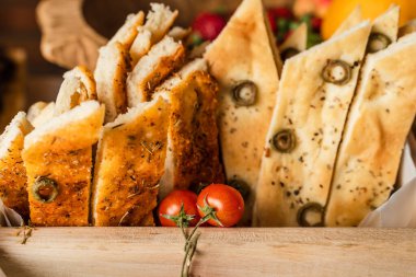 Ekmek dilimleri zeytin ve zeytinyağlı fırında hamur işi ev yapımı geleneksel yiyecekler.