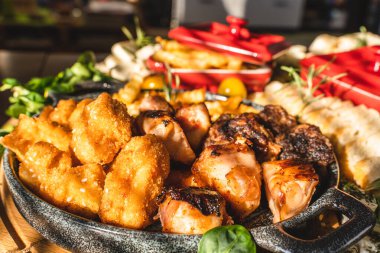 Taze ızgara et, domuz pastırması ve geleneksel ızgara ile tabağa yaklaş.