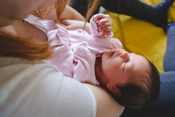 Pequeño Bebé Recién Nacido Durmiendo Las Manos Madre Cama Hogar — Foto de Stock