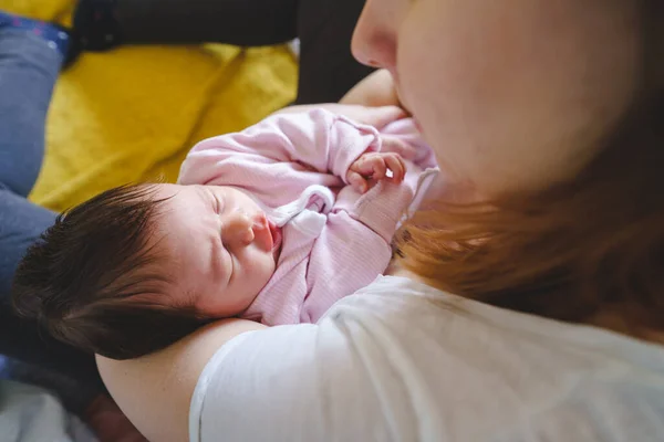 Pequeño Bebé Recién Nacido Durmiendo Las Manos Madre Cama Hogar — Foto de Stock