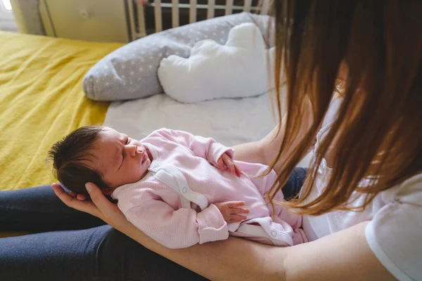 Pequeño Bebé Recién Nacido Durmiendo Las Manos Madre Cama Hogar — Foto de Stock