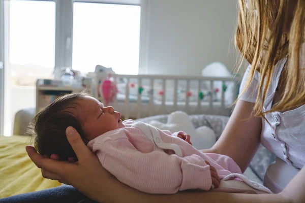 Μικρό Νεογέννητο Μωρό Κοιμάται Στα Χέρια Της Μητέρας Του Στο — Φωτογραφία Αρχείου