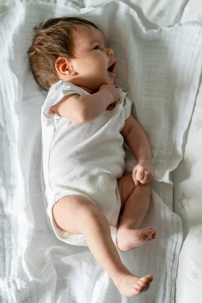 Vista Superior Del Bebé Recién Nacido Acostado Cama Casa Blanco —  Fotos de Stock