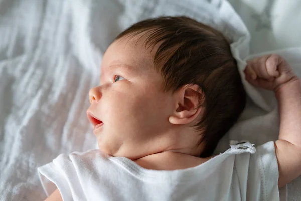 Vista Superior Del Bebé Recién Nacido Acostado Cama Casa Blanco —  Fotos de Stock