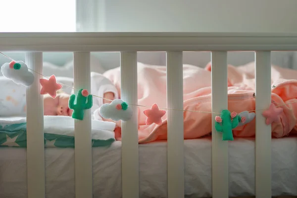 Focus Het Hek Baby Slaapwieg Bed Thuis Pasgeboren Ouderschap Concept — Stockfoto