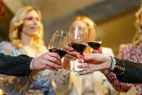Elinde Kırmızı Şarap Kadehi Tutan Tanımadığımız Kadınların Ellerine Yaklaş — Stok fotoğraf