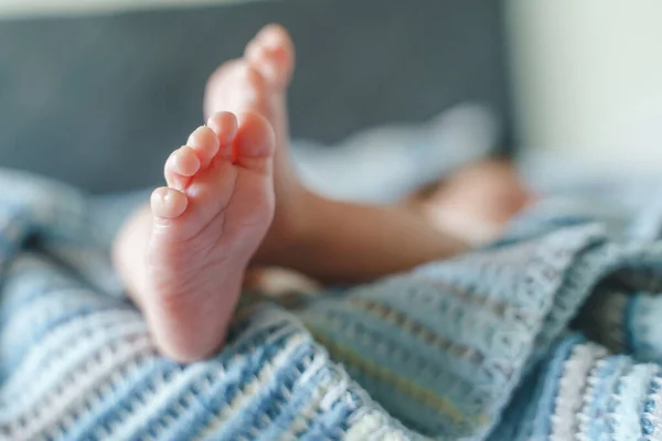 Primo Piano Piedi Bambino Sconosciuto Sdraiato Sul Concetto Neonato Letto — Foto Stock