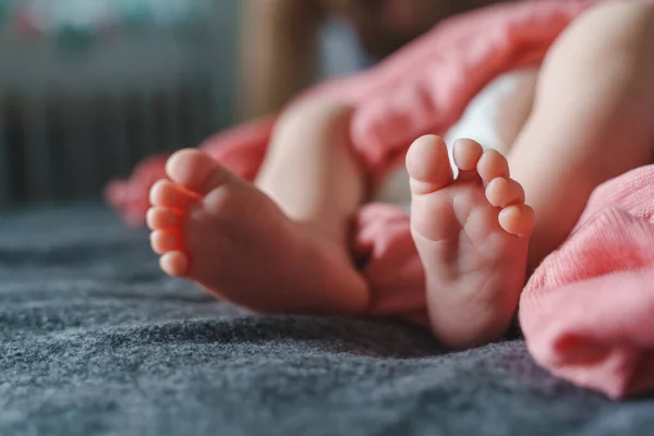 Primer Plano Los Pies Bebé Desconocido Acostado Cama Concepto Recién — Foto de Stock