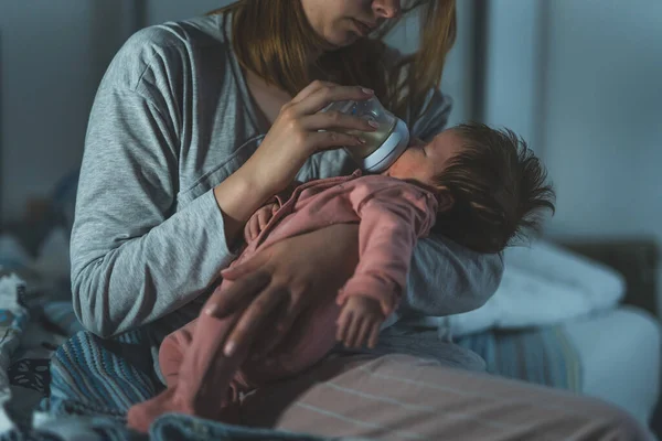 Anne Iki Güveli Bebeğini Kucağına Alıp Ona Bakıyor Yeni Doğmuş — Stok fotoğraf