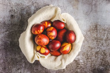 Paskalya yumurtalarının üzerine düz bir görünüm çizdim ve mermer arka planda fotokopi alanı ile dekore ettim.
