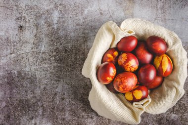 Paskalya yumurtalarının üzerine düz bir görünüm çizdim ve mermer arka planda fotokopi alanı ile dekore ettim.