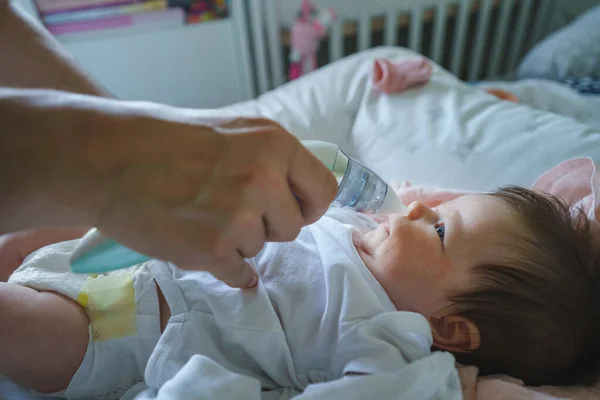 Вид Сбоку Неизвестного Человека Отец Помощью Электрического Ребенка Аспиратор Слизистой — стоковое фото