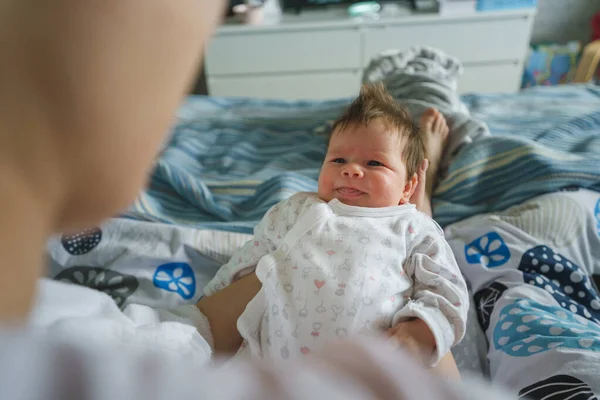 Πάνω Από Την Άποψη Του Ώμου Για Μικρό Καυκάσιο Μωρό — Φωτογραφία Αρχείου
