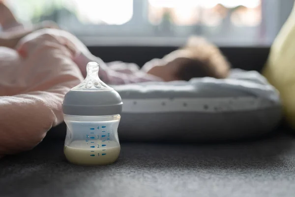 Enfoque Selectivo Cerca Leche Materna Fórmula Biberón Cama Casa Con — Foto de Stock