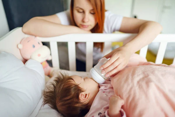 Vista Frontal Mujer Caucásica Madre Cuidando Bebé Recién Nacido Bebé — Foto de Stock