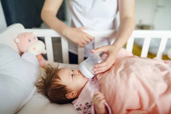 Vista Frontal Mujer Caucásica Madre Cuidando Bebé Recién Nacido Bebé — Foto de Stock