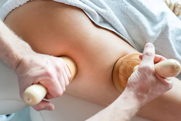 Närbild Baksidan Okänd Kvinna Som Har Madero Terapi Massage Celluliter — Stockfoto