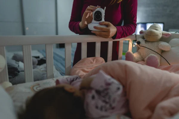 Onbekende Vrouw Moeder Aanpassen Opzetten Bewakingscamera Babybed Thuis Slaapkamer Kijken — Stockfoto