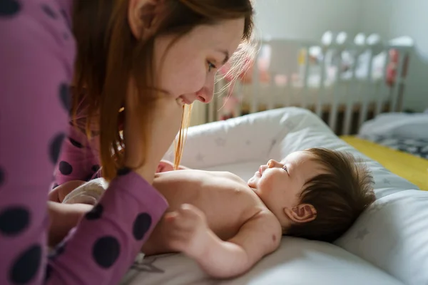 Vista Lateral Del Bebé Medio Desnudo Dos Meses Edad Niño — Foto de Stock