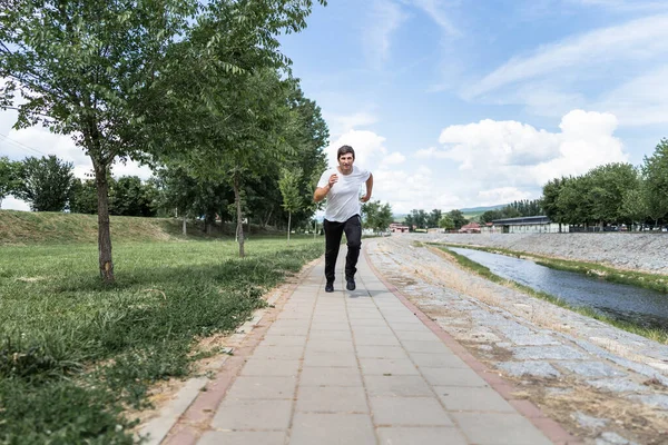 Pohled Zepředu Portrét Dospělého Bělocha Skutečný Lidé Běží Řeky Městě — Stock fotografie