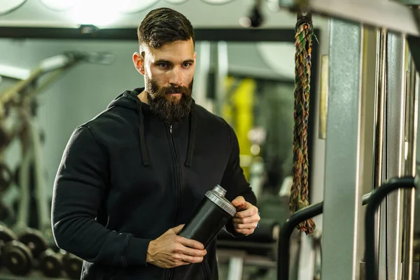 Retrato Vista Frontal Joven Atleta Caucásico Con Capucha Negra Macho — Foto de Stock