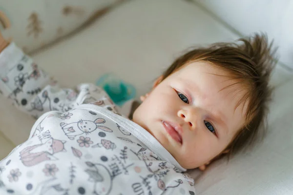 Vista Superior Niña Pequeña Cama Cuna Casa Durante Día Mirando —  Fotos de Stock