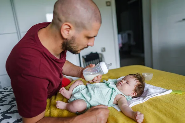 Caucasian Father Bottle Feeding His Newborn Baby Daughter While Lying — Stock Photo, Image