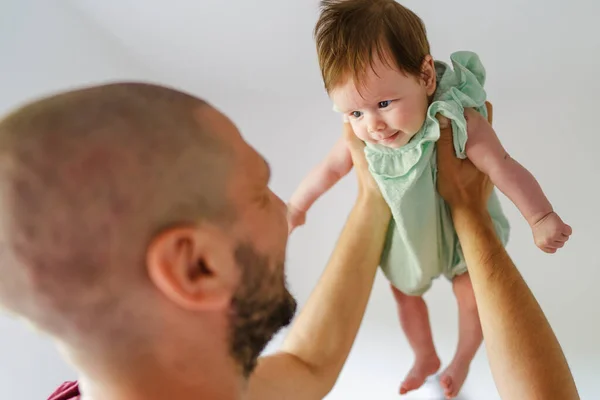 Homem Caucasiano Segurando Seu Bebê Menina Criança Filha Alto Casa — Fotografia de Stock