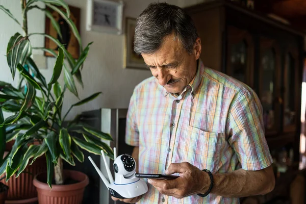 Uomo Anziano Caucasico Possesso Telecamera Sorveglianza Sicurezza Domestica Telefono Cellulare — Foto Stock