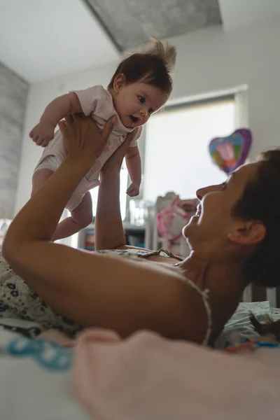 코카서스 어머니는 개월된 놀면서 침대에 집에서 육아와 어머니로서의 행복의 개념에 — 스톡 사진
