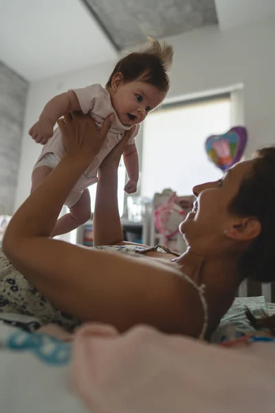 Madre Caucásica Adulta Jugando Con Hija Tres Meses Edad Mientras —  Fotos de Stock