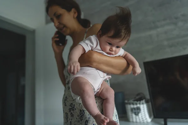 Mujer Adulta Madre Sosteniendo Bebé Tres Meses Mientras Habla Por — Foto de Stock