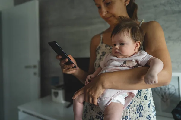 Mujer Adulta Madre Que Sostiene Bebé Tres Meses Mientras Usa — Foto de Stock