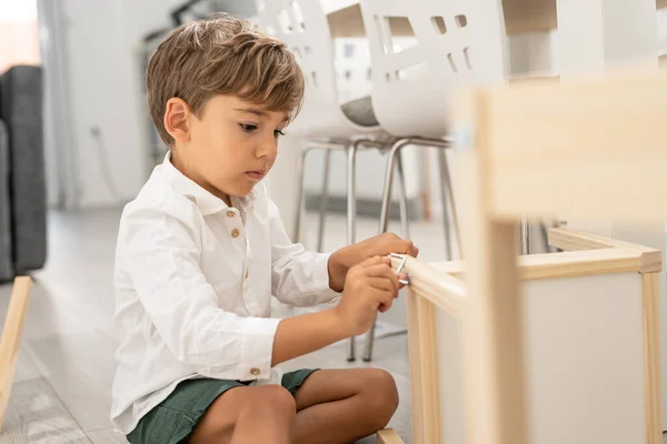 Niño Pequeño Caucásico Cuatro Años Jugando Con Silla Mesa Autoensamblaje —  Fotos de Stock