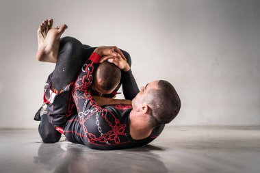 Brezilya jiu jistu bjj no-gi iki erkek sporcunun eğitim tekniği üçgen teslimiyet sunumu kopyalama alanı