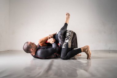 Brezilya jiu jistu bjj no-gi eğitim iki erkek sporcu sondaj tekniği kimura tuzağı kopyalama alanı