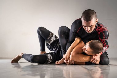 Brezilya jiu jistu bjj no-gi eğitim iki erkek sporcunun montaj ambalaj kontrol alanından sondaj tekniği
