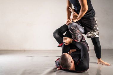 Brezilya jiu jistu bjj no-gi eğitim teknikleri iki erkek sporcunun tek X-guard kopyalama alanından sondaj tekniği