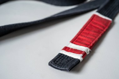 Siyah Brezilya jiu jitsu bjj kemeri spor salonundaki tatamide.